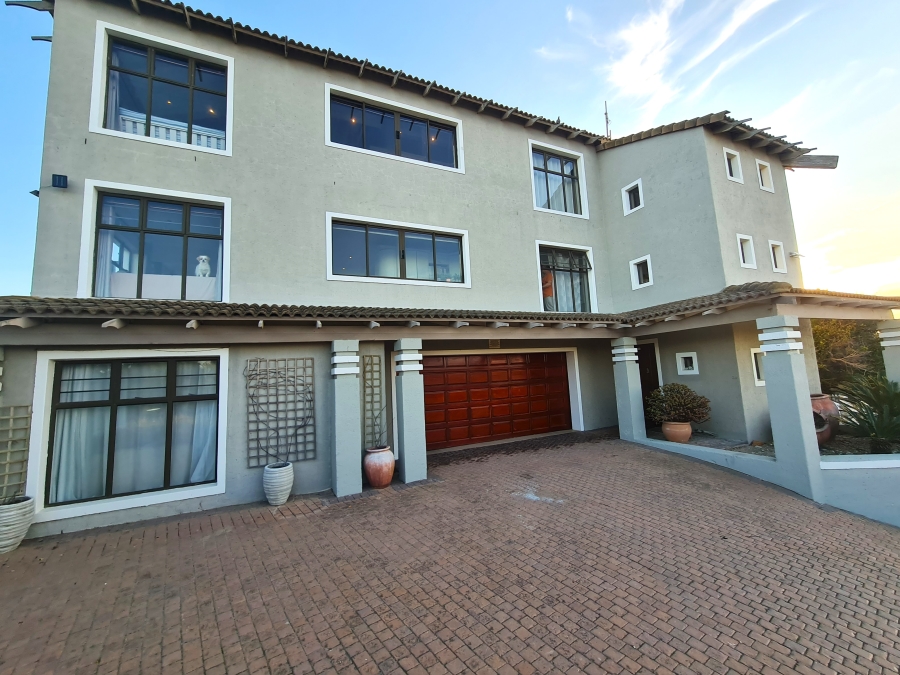 8 Bedroom Property for Sale in Paradise Beach Eastern Cape